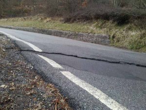 Frattura nel manto stradale Le Piastre-Prunetta