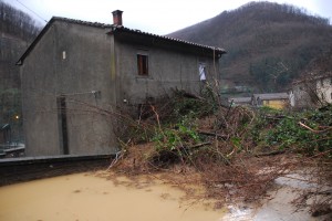 La casa in località La Lima (PT) evacuata dai pompieri