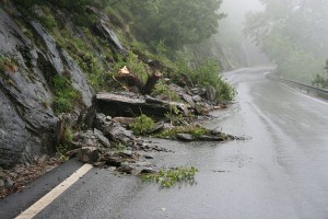 Una frana su strada di collina