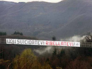 Lo strisione di CasaPound al Ponte sospeso di Mammiano