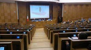 La sala delle conferenze pressoché deserta