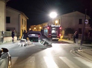 Ribaltamento in pieno centro abitato a Casalguidi