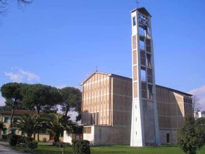 Chiesa di Michelucci alla Vergine. Qui dietro appartamenti...?