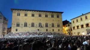 Piazza Duomo con spettacolo blues