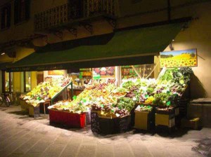 Sauro e Assunta in piazza della Sala a Pistoia