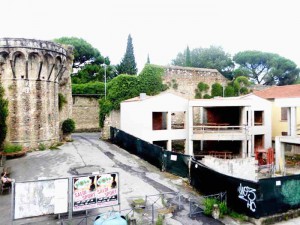 La costruzione a ridosso delle mura urbane