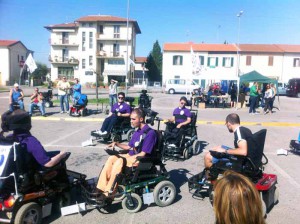 Una dimostrazione Hockey in Carrozzina in piazza a Vignole