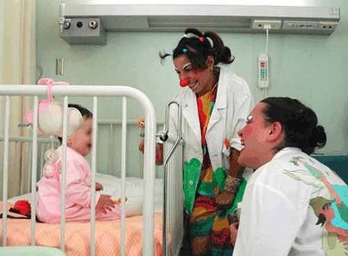 CLOWN IN CORSIA ALL’OSPEDALE SAN JACOPO