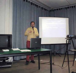 Il dott. Teglia durante un incontro della scuola genitori