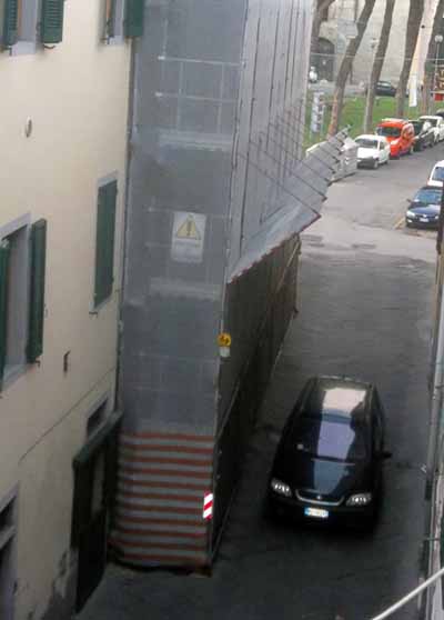 pistoia. «SERVE ANCORA IL PONTEGGIO DI VIA BUONFANTI?»