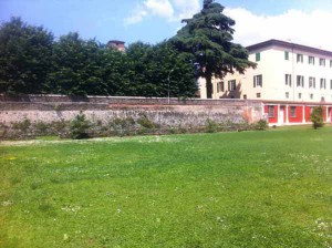 Giardino di Mario Carnicelli. Si nota il fabbricato dell’Asilo Regina Margherita e il campanile di San Bartolomeo, che fa capolino al di sopra dei tigli del giardino dell’ asilo