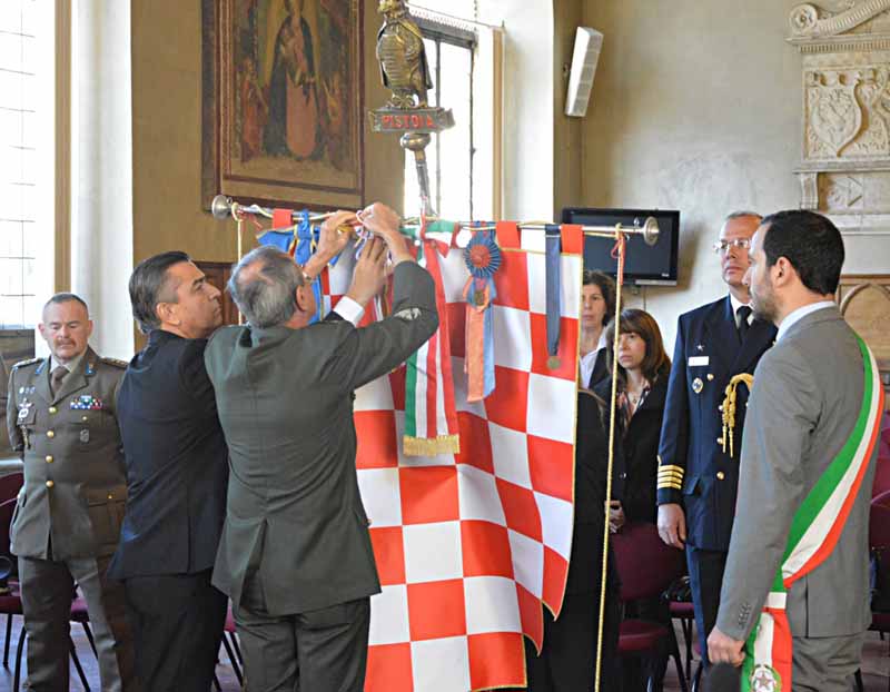 AL GONFALONE LA MEDAGLIA AL MERITO DAL TRIBUNALE MILITARE DEL BRASILE