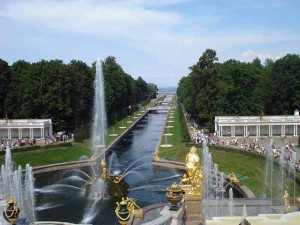 Il nuovo aspetto di piazza della Resistenza. È uno scherzo: mancheranno le statue d’oro stile-Versailles, i canali e, in fondo, il Golfo di Finlandia… Del resto siamo a Pistoia e non a Peterhof