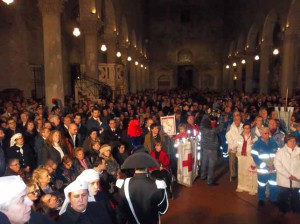 La cattedrale colma di fedeli