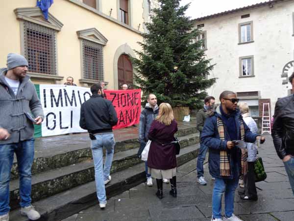 IMMIGRAZIONE, BLITZ DI CASAPOUND DAVANTI ALLA PREFETTURA