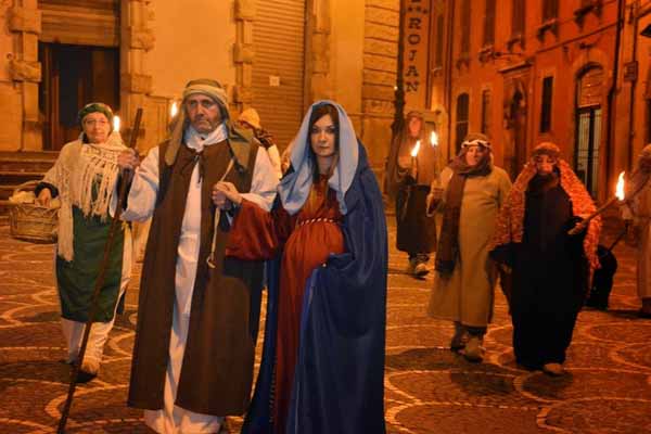 GLI ANZIANI INVITATI ALLA NONA EDIZIONE DEL PRESEPE VIVENTE ITINERANTE