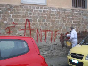 Scritte antifasciste a Pistoia, dicembre 2014