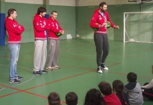 Gek Galanda. Lezione di basket in palestra