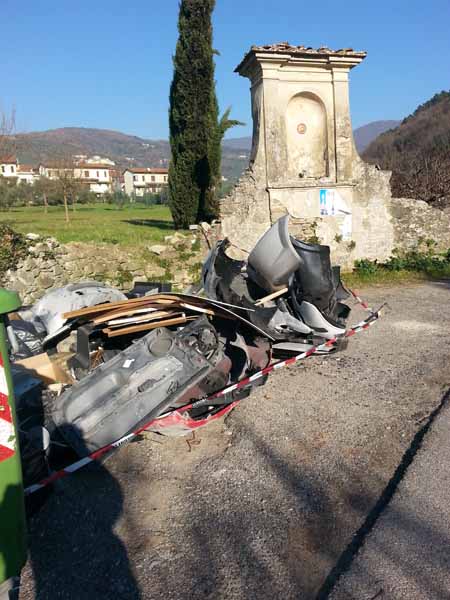 DISCARICA ABUSIVA OFFENDE LA MADONNINA