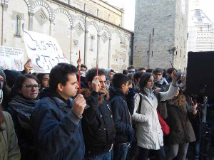 Gli studenti con le matite alzate