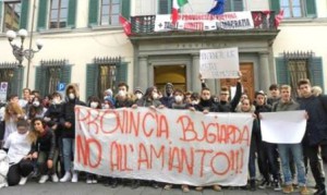 Gli studenti dell’Anzillotti in piazza San Leone dinanzi alla sede della Provincia