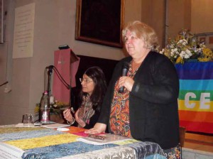 Flora Misitano e Aleida Guevara (in piedi) nella Chiesa di Santomato