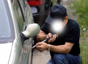 LADRO DURANTE FURTO DI AUTO