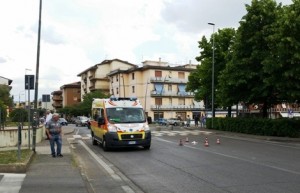 Un mezzo di soccorso di fronte al Municipio