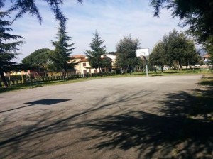 Il campetto di basket in via della Repubblica