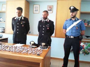 Il capitano Vellucci, il brigadiere Di Cocco e un militare durante la conferenza stampa