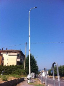 Palo della luce colpito e inclinato in Via Sestini