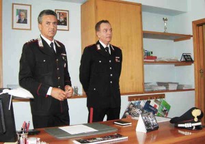 Il capitano Enrico Vellucci e il maresciallo Elio Savi durante la conferenza stampa