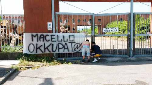 INCENDIO AL MACELLO OCCUPATO. «EVITIAMO LA SOLITA DISINFORMAZIONE»