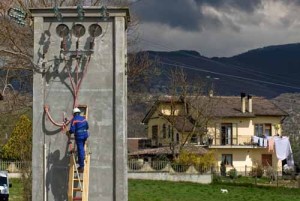 Tecnici Enel al lavoro su una cabina