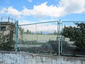 Recinzione danneggiata al Campo Scuola