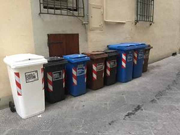 «PLETORA SERIALE DI BIDONI PLASTICI COLORATI IN VIA CRISPI»