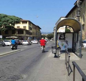 Il ciclista nella corsia riservata al bus