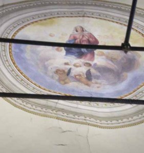 L’interno della chiesa con l’affresco