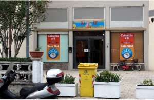 L'ingresso all'ex Bowling di via C, da Montemagno