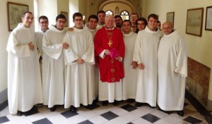 Monsignor Filippini insieme ai seminaristi pisani