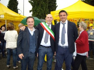 Da sinistra_assessore FEDI_sindaco Mungai_direttore coldiretti pistoia Vincenzo Tropiano_inaugurazione mercato aprile 2013