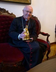 L'Arcivescovo Mons. Julián Barrio Barrio con una copia della statua d’argento.