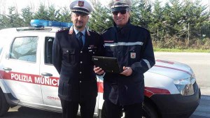 Il comandante Gioni Biagioni con un collega durante i controlli di stamani