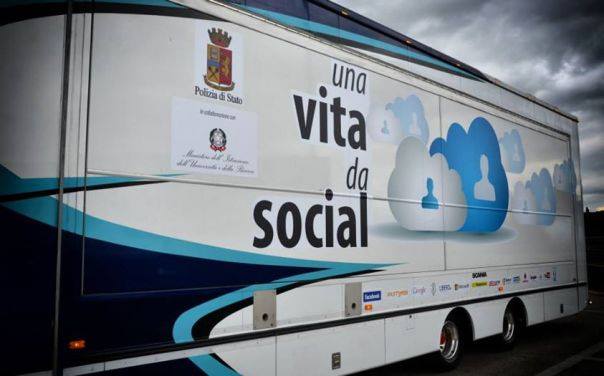 prato. “UNA VITA DA SOCIAL”, TAPPA IN CITTÀ DEL TRUCK DELLA POLIZIA