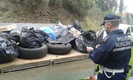 lamporecchio. RIFIUTI ABBANDONATI, SCATTANO LE MULTE