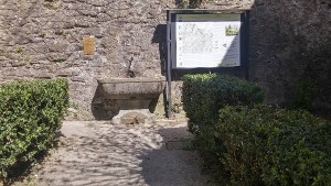 La fontana e la targa dedicata a Giuseppe Geri