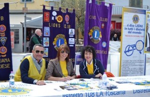 Il presidente del Lions Club Serravalle (al centro) con due soci