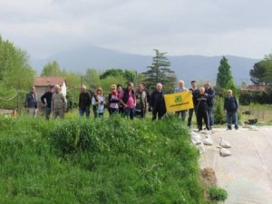 Torrente Stella. Cittadini sull’argine franato. 2