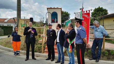 montemurlo. PICCOLA FOLLA ALL’INAUGURAZIONE DEL TABERNACOLO