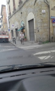 Ciclista sul marciapiede